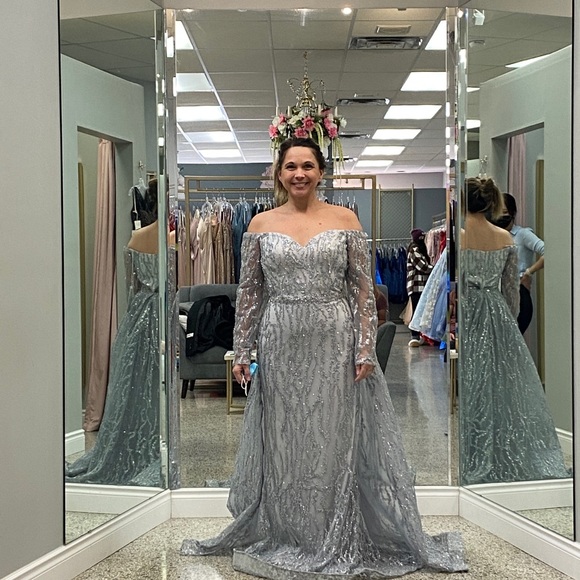 Elegant formal dress with detachable train. Brand new never been worn or altered - Picture 6 of 7